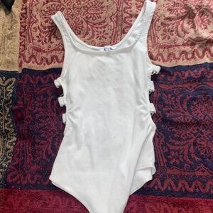 Biā she white body siut